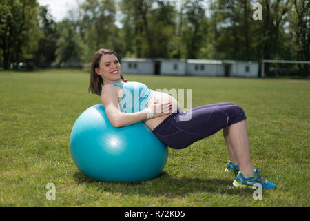 Schwangere Frau Übungen mit Gymnastik ball Stockfoto