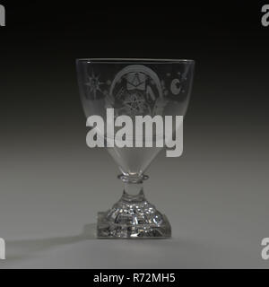 Chalice Glas mit Freimaurerischen Symbole und Initialen BH, Wein Glas Glas trinken Besteck Geschirr Inhaber führen Glas Glas, geblasen und in Form geblasen gedrückt radgraving poliert Kelch wineglass in klare, farblose führen Glas geformt eingraviert. Flach (poliert) dick Platz hohlen glockenförmigen Base auf der Unterseite in der Form der Zitronenpresse auf kurzen solid Trunk mit scharfen Knoten im unteren abgerundet und Erweiterung eiförmig Kelch auf der Vorderseite der Kelch radgraving: BH in kreisförmiger loofak Auf der Rückseite Freimaurersymbole: 3 Kerzenständer himmel Bogen stützte sich auf zwei Säulen sonne mond sterne Jacob's Ladder Pass Stockfoto