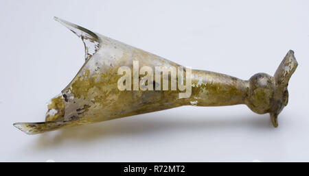 Fragment der Teil des Fußes und der stammzellen von Becher, trinken Glas trinken Besteck Geschirr halter Boden Glas, Hand-geblasen Fragment eines Teils der Fuß der Trunk und Teil der Kelch der Kelch in klares, farbloses Glas. Pontil mark unter leicht aufsteigender Fuß massiven Stamm auf konvexen Bud und kontinuierlichen Übergang nach Kelch leicht gepresste Trichterförmigen glatten Kelch Archäologie Boden Entdeckung: Lose findet gießen. Stockfoto