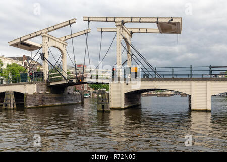 Blick auf die Magere Brug, berühmten holländischen Brücke im Amsterdamer Grachten Stockfoto