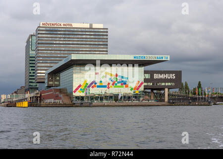 Zeitgenössische Architektur von Musik- und Hotel im Hafen Amsterdam Stockfoto