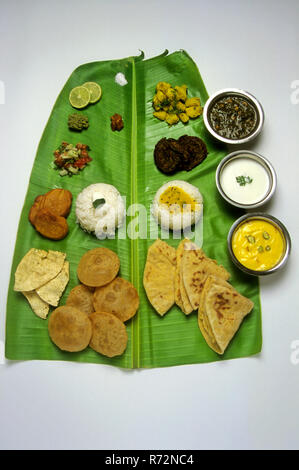 Maharashtrian Essen auf Bananenblätter, Indien Stockfoto