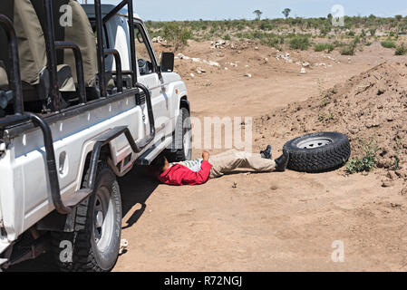 Der Fahrer wechselt die Reifen vorne gebrochen Stockfoto