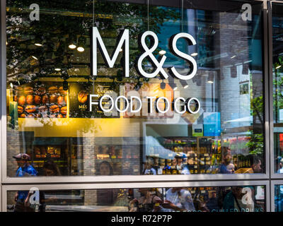 M&S Essen zu gehen London Marks und Spencer Essen bis zur Steckdose im Zentrum von London bietet. Stockfoto