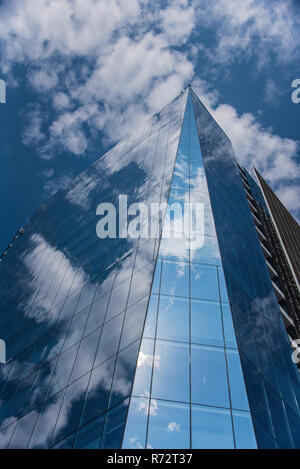 Reflexionen auf dem Glas ein Hochhaus im Stadtteil Providencia Santiago, Chile Stockfoto