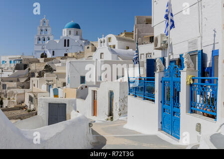 Pyrgos mit Agia Gassville Kirche, Santorini, Griechenland Stockfoto