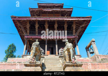 Ganesha Schrein, Uma Maheshwar Tempel von zwei steinernen Elefanten, Kirtipur, Nepal bewacht Stockfoto