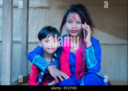 Nepalesische Frau mit ihrem Sohn aus der Tharu ethnische Gruppe, Porträt, Chitwan, Nepal Stockfoto