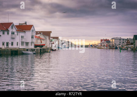 Gemütliches, kleines Fischerdorf Henningsvær auf den Lofoten Inseln, Nördliche Norwegen. Einen malerischen Sonnenuntergang am Meer, ländliche Landschaft, Panoramaaussicht Stockfoto