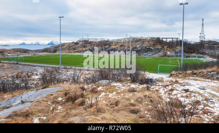 Fußball-Feld auf den Lofoten Inseln, Felsen, Steine und Wasser umgeben, Panoramaaussicht. Sport in Norwegen, Henningsvær, Nordland Stockfoto