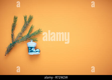 Filiale Weihnachtsbaum auf einem farbigen Hintergrund, ein Platz für Text Stockfoto