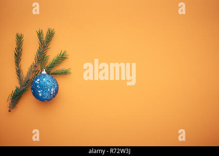 Filiale Weihnachtsbaum auf einem farbigen Hintergrund, ein Platz für Text Stockfoto