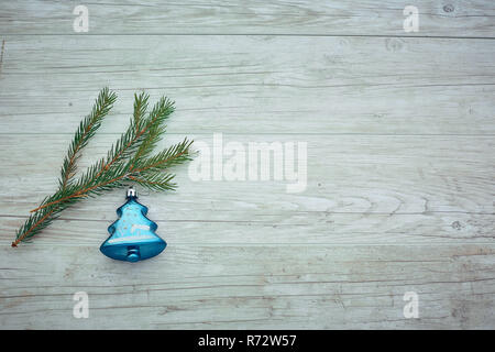 Filiale Weihnachtsbaum auf einem farbigen Hintergrund, ein Platz für Text Stockfoto