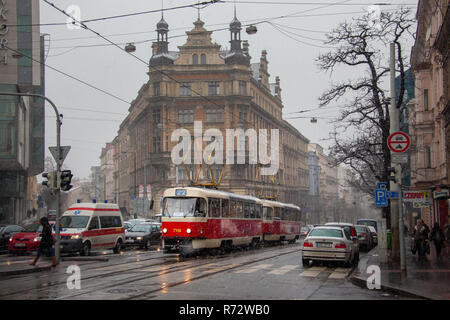 Prag, tschechische Republik - 18. FEBRUAR 2013: Straßenbahn in der Nähe des Namesti Miru Peasce in Prag Stockfoto