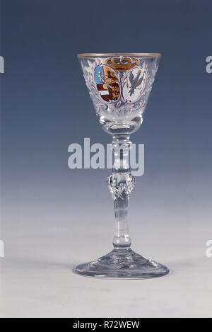 Emaille Maler: William Beilby (1740-1819) Maria Beilby (1749-1797), Becher, lackiert (Emaille) mit Waffen der Stadholder William V und Wilhelmina von Preußen, Wein Glas Glas trinken Besteck Geschirr Inhaber führen Glas? Glas Farbe lackiert, frei geblasen und geformtem Glas Wein in klare, farblose Bleiglas Pontil mark gemalt unter runden Licht aufsteigend hohlen Fuß (ist leicht geneigt). Auf konvexen Knoten massive Reverse balustere mit sieben tropfenförmige Luftblasen in Kunst Elemente Knoten zu zwei konvexe Knoten. Runden trichterförmigen Kelch mit goldfarbenen Band gemeinsam Feuer - gerundet e Stockfoto
