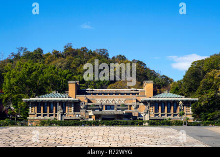 Die Vorderseite des ehemaligen Tokio Hotel von Frank Lloyd Wright, ausgestellt in Meiji-mura open-air-architektonischen Museum. Das Museum, in gelegen Stockfoto