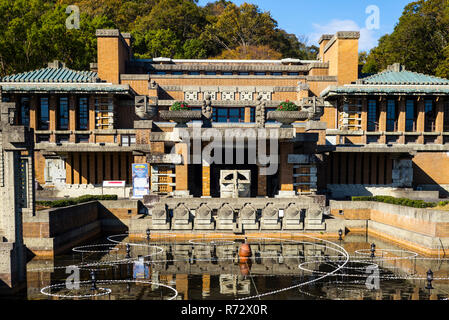 Die Vorderseite des ehemaligen Tokio Hotel von Frank Lloyd Wright, ausgestellt in Meiji-mura open-air-architektonischen Museum. Das Museum, in gelegen Stockfoto