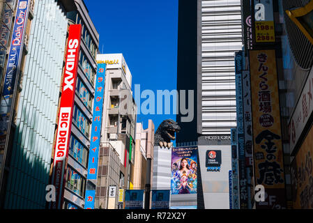 Kabukicho, Shinjuku, Tokyo: Godzilla lugen aus Hochhaus Fassade zwischen Werbetafeln bei der Toho Kinos Hauptquartier, 25. November 2018 Stockfoto