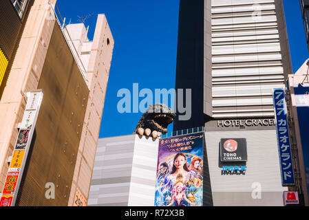 Kabukicho, Shinjuku, Tokyo: Godzilla lugen aus Hochhaus Fassade zwischen Werbetafeln, 25. November 2018 Stockfoto