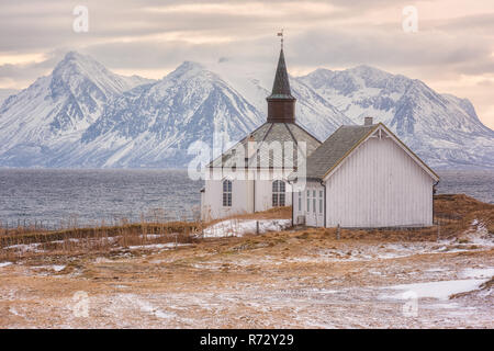 Schönen winter sunset Landschaft, einsame Kirche auf der Seeküste, Lofoten, Norwegen Stockfoto