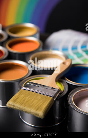 Blechdosen mit Farbe und Pinsel Stockfoto