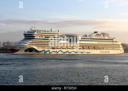 Das kreuzfahrtschiff AIDAmar verlässt den Hafen von Rotterdam am 23. November 2018. Stockfoto