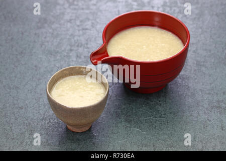 Hausgemachte Amazake, traditionelle Japanische süsses Getränk aus Reis Koji hergestellt. Stockfoto