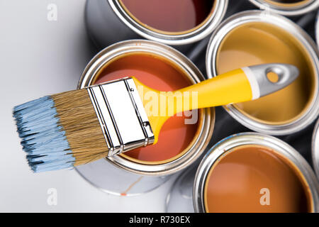 Blechdosen mit Farbe und Pinsel Stockfoto