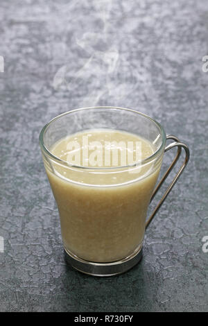 Hausgemachte Amazake, traditionelle Japanische süsses Getränk aus Reis Koji hergestellt. Stockfoto