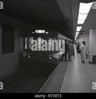 1960, historische, eine Wache neben einer U-Bahn auf einer Plattform auf der Tokyo Metro, Tokio, Japan. Stockfoto