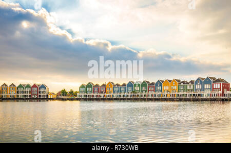 Niederländisch, modernen, farbenfrohen vinex Architektur Häuser am Wasser während der dramatischen und bewölkt, Sonnenuntergang. Houten, Utrecht. HDR Stockfoto