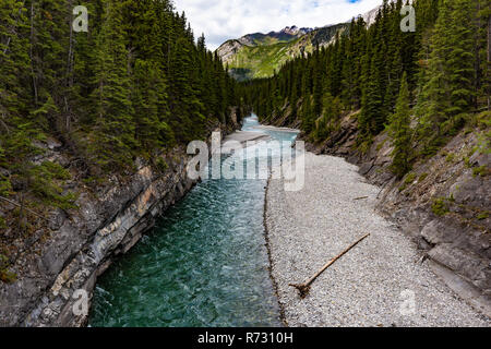 Ein Blick von der Brücke, Stewart Canyon, Lake Minnewanka, Alberta, Kanada Stockfoto