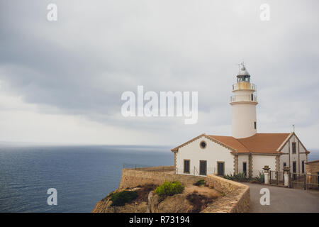 Leuchtturm und Aussichtspunkt Cap de Formentor. Touristische Attraktion. Mallorca Insel Küste am Abend. Berg. Balearen Inseln. Landschaft im Winte Stockfoto