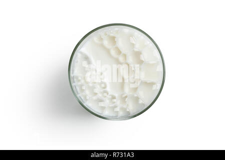 Ansicht von oben Glas voll Milch auf weißem Hintergrund Stockfoto