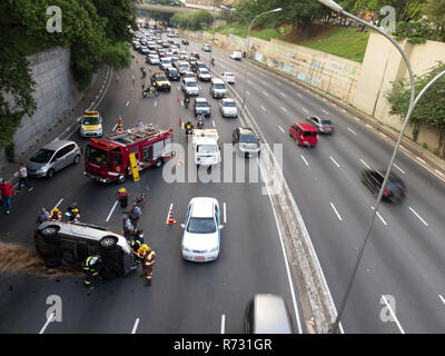 Extrication Szene, Feuerwehrmänner und 'Traffic Engineering Company (MEZ)" am Auto rolloverunfall Szene, Av. 23 de Maio, Paraiso, Sao Paulo, Brasilien Stockfoto