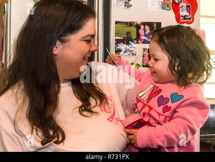 Ehemalige Day Care worker Sara Morales hält ihre Tochter, 18 Monate alten Carleigh Morales,, 4. März 2016, an ihrem Haus im Loxley, Alabama. Stockfoto