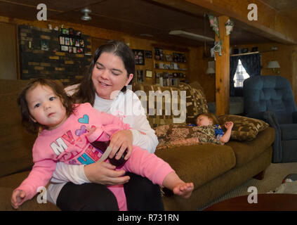 Ehemalige Day Care worker Sara Morales hält ihre Tochter, 18 Monate alten Carleigh Morales,, 4. März 2016, an ihrem Haus im Loxley, Alabama. Stockfoto