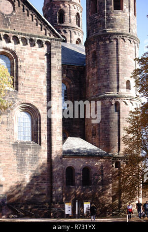 Worms, Deutschland - Oktober 13, 2018: Besucher und Touristen stehen vor dem Eingang der St. Peter's Kathedrale am 13. Oktober 2018 in Worms. Stockfoto