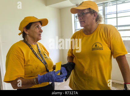 Southern Baptist Katastrophenhilfe freiwilligen sprechen, als sie nach einem Hochwasser in Denham Springs, Louisiana Hilfe sauber aus der Flut zum Opfer. Stockfoto