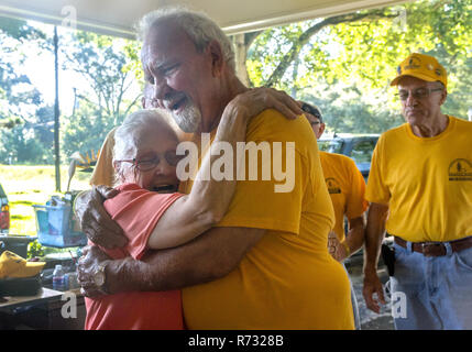 Eine Flut Opfer Umarmungen a Southern Baptist Katastrophenhilfe Freiwillige nach einem Hochwasser in Baton Rouge, Louisiana. Stockfoto