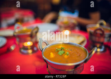 Red Curry auf hölzernen Tisch in Thailand Stockfoto