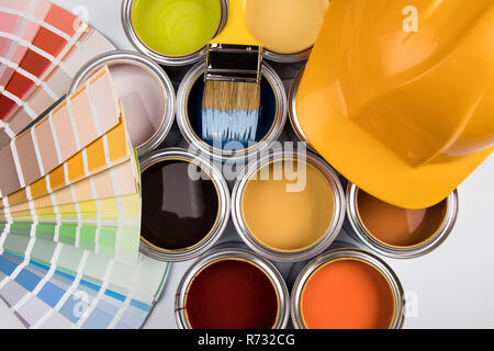 Blechdosen mit Farbe und Pinsel Stockfoto