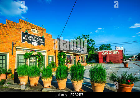 Die Sonne geht auf Atlanta Restaurierung von Möbeln, Chamblee Antiquitäten und Sammlerstücke und Rost'n Staub auf Antique Row, 20. Mai 2014, in Chamblee, Georgia. Stockfoto