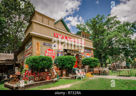 Vintage Werbung decken die Fassade von Biggar's Antiquitäten in Chamblee, Georgien, 10. Juni 2014. Stockfoto