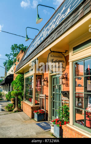 Die Sonne geht auf Chamblee Antiquitäten und Sammlerstücke und andere Geschäfte entlang der Chamblee Antique Row, 20. Mai 2014, in Chamblee, Georgia. Stockfoto