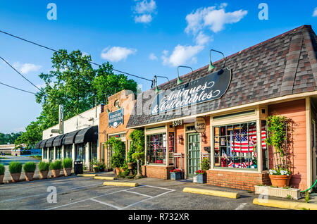 Die Sonne geht auf Chamblee Antiquitäten und Sammlerstücke und andere Geschäfte entlang der Chamblee Antique Row, 20. Mai 2014, in Chamblee, Georgia. Stockfoto