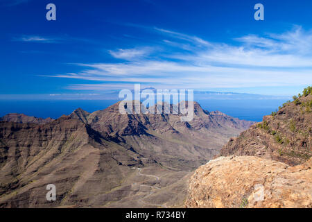 Gran Canaria, November 2018, Blick von der strikten Naturreservat Inagua towrads Guigui massiv und den Teide auf Teneriffa, erster Schnee auf Teide Stockfoto