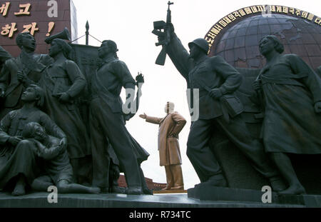 Eine riesige Bronzestatue von Kim Il Sung dominiert eine Pjöngjang Hügel, von sozialistischen realistische Skulpturen umgeben. Stockfoto