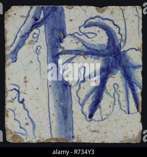 Blue Tile mit großen Blättern, der pilaster mit 39 Fliesen, Fliese pilaster Footage fragment Keramik Keramik Glasur, zwei blaue Fliesen mit federpicken Vogel zu Traube große Blätter von Lisenen mit 39 Fliesen Baum der Trauben, zwischen denen Vögel Insekten unbekannte rote Keramik Fuß, in schwarzer Farbe D26. Stockfoto
