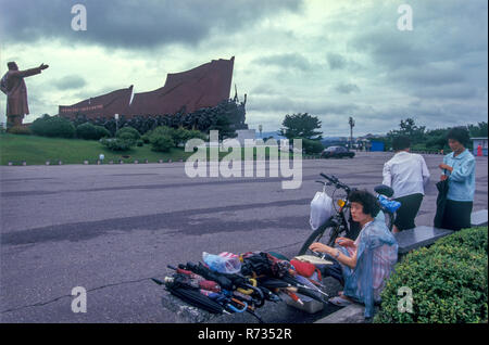 Eine riesige Bronzestatue von Kim Il Sung dominiert eine Pjöngjang Hügel, von sozialistischen realistische Skulpturen umgeben. Stockfoto